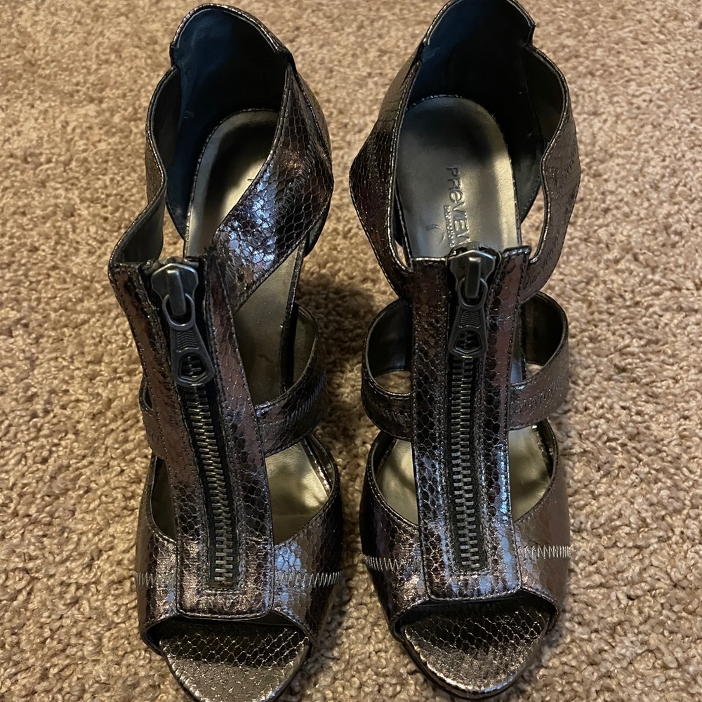 New Women's Preview Size 8.5 Pewter Shoes